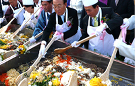 비빔밥 비비기 행사