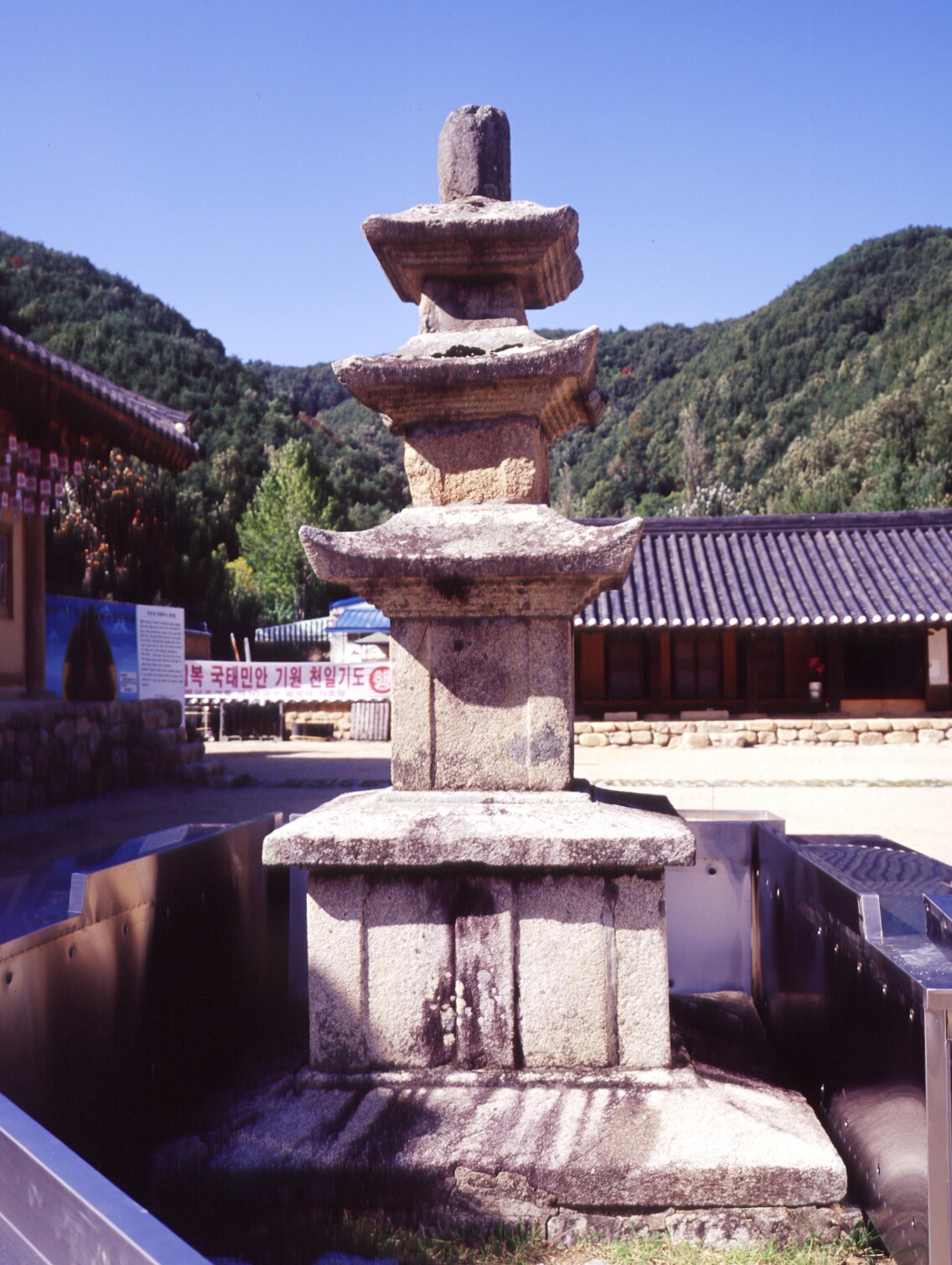 [문화유산자료  104호] 은해사 거조암 삼층석탑