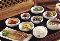 쌀밥, 국, 생선구이, 나물반찬, 김치 등이 있는 한식 밥상