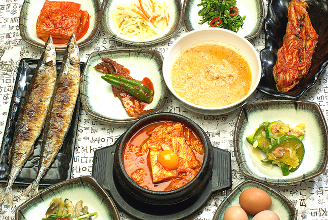 푸짐한 순두부찌개 한상차림