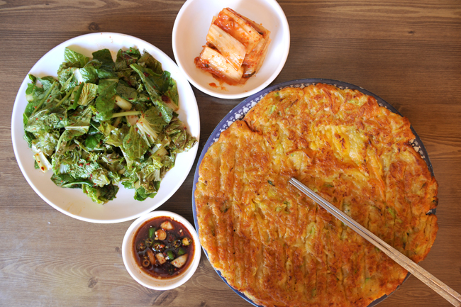 맛있는 호박전과 겉절이 무침