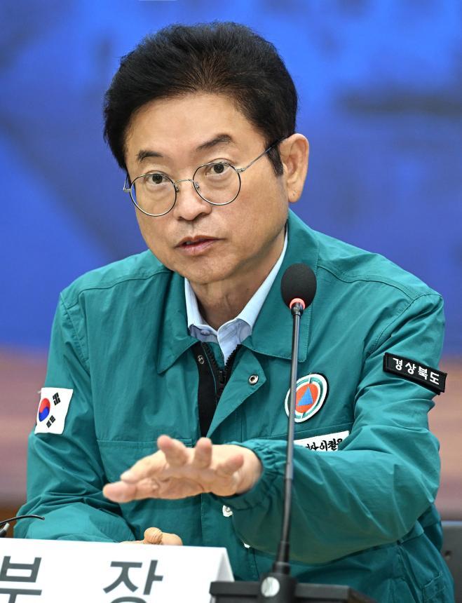 초대형 산불로 피해를 본 지역에 활기를 불어넣기 위한 경상북도의 복구 작업이 ‘속도전’에 들어갔다. 이철우 경북도지사는 “재해 복구는 현장 중심의 속도감 있는 대응이 핵심”이라며 직접적인 실행력을 강조하고 나섰다. 
 
이 도지사는 17일 도청 화백당에서 열린 ‘산불피해지역 재창조 본부 회의’에서, 각 실·국이 피해 시군과 긴밀히 협력해 실질적인 현장 재창조 사업을 조속히 진행할 것을 지시했다.  
 
이 도지사는 “피해 지역에 걸맞은 재창조 사업은 단순한 복구의 차원을 넘어야 한다”며 “현장 상황에 맞춘 주도적 대응이 시급하다”고 말했다. 
 
회의에서 이 도지사는 재차 ‘현장 대응’을 강조하며, 피해 지역 내에 즉각적인 행정 접점 역할을 할 ‘현장사무소’ 개설을 지시하고, “현장사무소를 중심으로 지역 주민의 의견을 직접 듣고, 참여하는 민간기업과 함께 피해 실태에 맞는 복구 계획을 마련해야 한다”며 “행정이 주민 삶의 한복판으로 들어가야 한다”고 말했다. 
 
이어 “시군이 구상하는 방향성과 사업 계획을 도와 긴밀히 협의해, 재창조 수준의 복구가 제대로 추진되어야 한다”며 “시군별 특색을 살린 지역 맞춤형 전략이 필요하다”고 밝혔다. 
 
이 도지사는 “그동안의 산림 복구 방식이 과연 실효적이었는지 재점검이 필요하다”며 “산림 전문가들의 다양한 의견과 국내외 사례를 참고해, 과학적이고 실효성 있는 복구 모델을 새롭게 마련하라”고 주문했다. 
 
또, 빠른 시간에 직접 현장을 방문해 실무 회의를 열겠다는 방침도 전했다. 이 도지사는 “탁상 보고가 아닌, 실제로 변화가 시작되는 현장에서 모든 방향을 논의하겠다”며 “지금 당장 눈에 띄는 변화가 일어날 수 있도록 각 부서가 신속히 대응하라”고 언급했다. 
 
경북도는 이번 지시를 바탕으로 피해 지역에 단계적으로 현장사무소를 설치하고, 속도감있는 재건 작업에 착수할 계획이다.