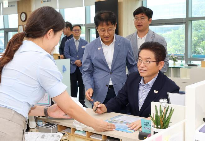 3.__2025_APEC_정상회의_성공개최를_위한_[APEC_예금]가입식2.jpg