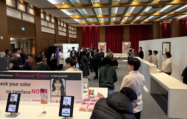 경상북도 이철우 도지사는 29일 APEC CEO서밋 개막식에 참석해 세계 정상급 리더들과 함께 글로벌 경제현안을 청취하고, 다양한 기업인들과 만남을 통해 경주의 아름다움과 경북의 혁신의지와 성장잠재력을 알리는 시간을 가졌다. 
 
2025 APEC CEO 서밋 개막식은 이날 경주 예술의 전당 화랑홀에서 열렸으며 이재명 대통령과 서밋 의장인 최태원 대한상의회장과 이재용 삼성전자 회장, 정의선 현대자동차 회장, 구광모 LG회장과 장인화 포스코홀딩스 회장 등 국내 기업인들이 총출동하였다. 
  
해외기업인으로는 케빈 쉬 메보(MEBO)그룹 회장과 사이먼캄 구글 APAC부사장, 맷가먼 아마존 웹 서비스(AWS) CEO 등이 함께 했다. 
 
이철우 도지사는 개최도시 지자체를 대표해서 참석했고 가장 앞줄에 송치형 두나무 회장과 류진 전경련 회장 등과 나란히 자리했다. 
 
특히, 이 도지사는 도널드 트럼프 미국 대통령과 이재명 대통령의 특별연설과 메타(), 아마존 웹 서비스(AWS) 등 글로벌 기업 CEO들의 키노트 세션을 직접 참관하며 세계 경제의 방향성도 공유했다. 
 
이 도지사는 행사를 마친 후 “APEC개최로 이제 경북은 더 이상 지방이 아니라 세계로 향하는 출발점이 될 것이라며 APEC정상회의 개최지로서 경북이 세계와 연결되는 혁신의 플랫폼으로 글로벌 기업인들에게 각인될 것이다라며 이것이 바로 우리가 그토록 APEC을 개최하기 위해 애섰던 이유다라 강조했다. 
 
행사 전후로는 주요 글로벌 기업인들과의 교류도 잊지 않았다. 구글 등 기존 협력관계에 있던 기업관계자들과 반갑게 인사하며 향후 협력방안에 대해 이야기를 나눴다. 
 
또 중국의 바이오헬스 기업관계자는 이 도지사를 알아보고 비지니스 협력의사를 밝히기도 했다. 이철우 도지사는 포항과 의성, 안동으로 이어지는 바이오산업의 강점에 대해 언급하며 앞으로 협력 가능성을 확인했다. 
 
한편, 도널드 트럼프 대통령은 특별연설에서 경주, 정말 아름다운 도시입니다”라 언급하며 박수를 끌어냈다. 
 
이 도지사는 트럼프 대통령의 언급 대해서도 엘리자베스 여왕이 안동을 방문했을때 ‘한국속의 한국’이라는 말을 떠올리며 “지금은 경북의 아름다움을 세계에 알리는 시간”이라며 “4차산업혁명시대는 문화강국이 초일류국가의 조건이 될 것이다”라는 점도 강조했다. 
 
이번 APEC은 경북에서 열리는 역사상 유래없는 국제이벤트이다. 세계무대에 지역을 알리는 절호의 기회인 만큼 이철우 도지사를 필두로 지방정부의 움직임이 숨가쁘게 이어지고 있다. 
 
경상북도는 30일 저녁 황룡원에서 이철우 도지사와 주낙영 경주시장이 주최하는 개최도시 초청 글로벌 CEO 만찬도 개최해 경주의 아름다운 밤을 알리고 비지니스를 위한 자리를 마련한다. 이날은 글로벌 기업 CEO 등 150여명이 참석할 예정이다. 
