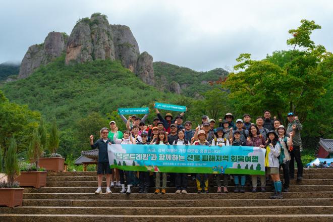 경북도가 산불 피해지역 관광 회복을 위해 추진하고 있는 ‘유튜브 경북여행단 프로젝트’가 전국 유튜버들의 선한 동행 속에 본격적인 활동에 들어섰다. 
 
이번 프로젝트는 경북 북부 산불 피해지역의 단순한 복구를 넘어 지속가능한 지역 재생이 필요하다는 인식에서 기획되었으며, 관광을 단순한 소비활동이 아닌 지역 공동체를 돕는 실질적인 방법으로 확장해 나가겠다는 취지로 추진됐다. 
 
이러한 취지 아래, 지난 6월 참여자 공모를 거쳐 최종 선정된 13명의 유튜버들이 안동·의성·청송·영양·영덕 등 산불 피해지역을 중심으로 본격적인 현장 활동에 돌입했다. 
 
이들은 각 지역의 명소와 특색 있는 관광 자원을 자신만의 시선으로 담아내며, 피해로 침체된 지역에 활기를 불어넣고 있다. 제작된 영상 콘텐츠는 관광 수요 창출을 통한 지역경제 활성화와 함께 주민 자존감 회복에도 기여할 것으로 기대된다. 
 
경북도는 최근 활동 중인 유튜버 13명의 프로젝트를 보이소 TV를 통해 공개했다. 이들은 산불 피해지 현장을 직접 걸으며, 현지 주민들과 인터뷰를 진행하는 등 피해지역의 생생한 현주소와 함께 재도약을 위한 희망의 메세지를 전하고 있다. 
 
여행유튜버 ㄱ씨는 “피해 지역을 직접 경험하며 영상으로 기록하는 것이 단순 홍보를 넘어, 이 지역을 다시 찾을 수 있도록 하는 응원이라 생각한다”고 밝혔으며, 지역 여행유튜버 ㄴ씨는 “현장에서 만난 주민들의 따뜻한 미소를 영상에 담았다. 시청자들이 함께 공감하고 방문할 수 있는 계기가 되길 바란다”고 전했다. 
 
또한, 관광 소개 여행유튜버 ㄷ씨는 “이러한 특별한 여정을 통해 유튜버 콘텐츠가 공익적 가치를 실현하는 하나의 방식이 될 수 있다는 점이 뿌듯하다”고 소감을 밝혔다. 
 
임대성 경상북도 대변인은 “유튜버 경북여행단 프로젝트”는 단순한 관광 홍보를 넘어, 산불 피해지역의 일상 회복을 위한 공익적 가치 실현 프로젝트”라며 “전국 유튜버들의 창의적인 콘텐츠가 지역 재도약의 힘이 되길 기대한다”고 강조했다. 
 
경북도는 「유튜브 경북여행단 프로젝트」를 2025년 말까지 지속적으로 운영할 예정이다. 프로젝트를 통해 축적된 콘텐츠는 유튜브, 누리 소통망(SNS) 등 다양한 경로로 확산하여 전 세계 관광객에게 새로운 경북을 알리는데 활용할 계획이다. 
