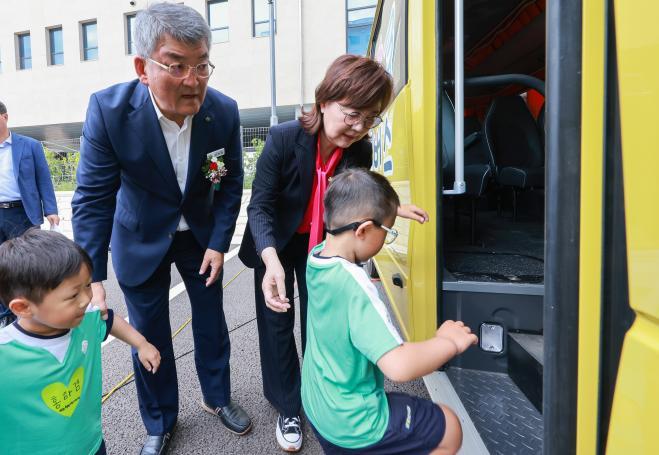 2._아이사랑_돌봄버스(경제부지사)1.jpg