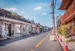Hwangnidan-gil, Gyeongju, Gyeongsangbuk-do earns the 2025 Korean Tourism Star!