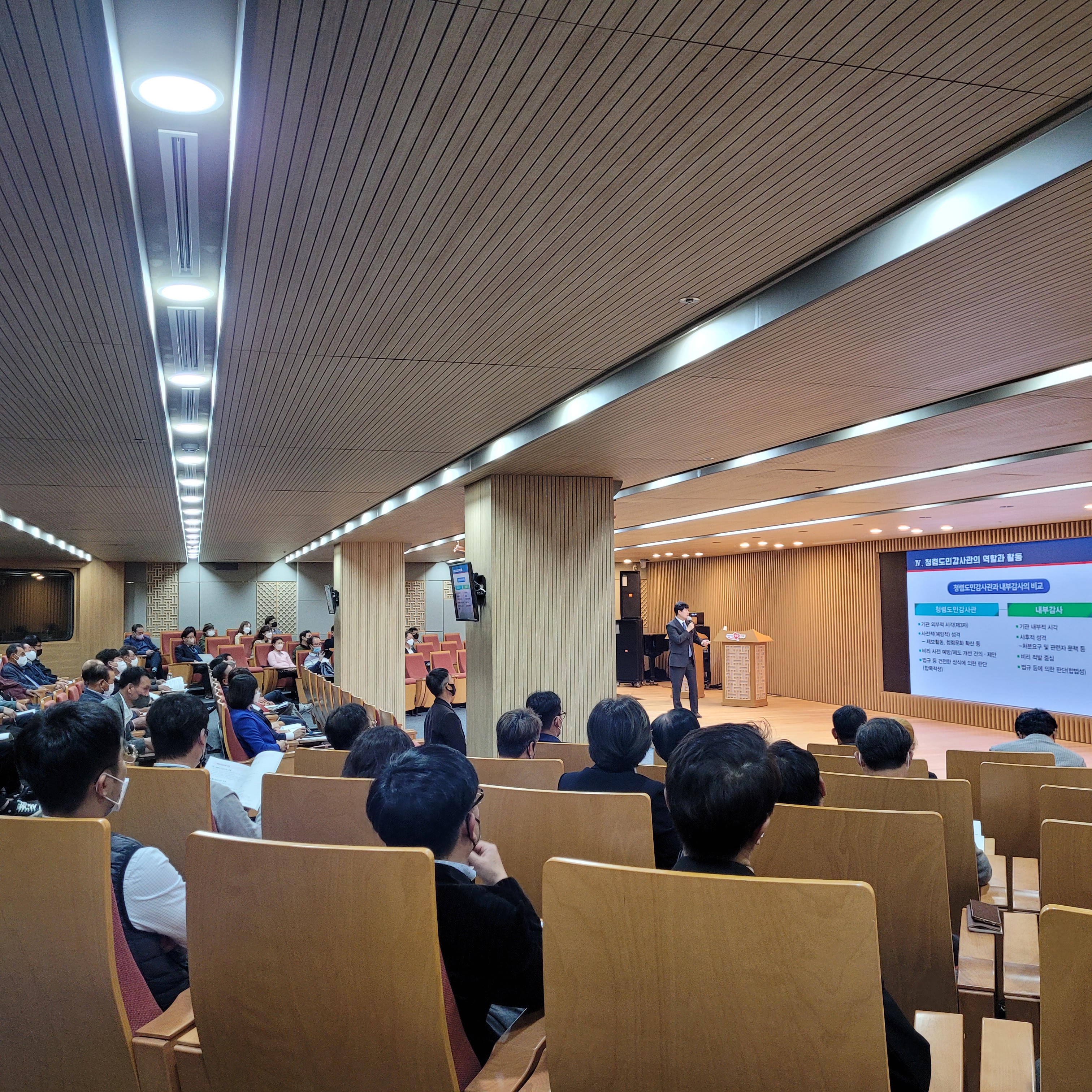 경상북도 청렴콘서트의 설명을 듣는 사람들4