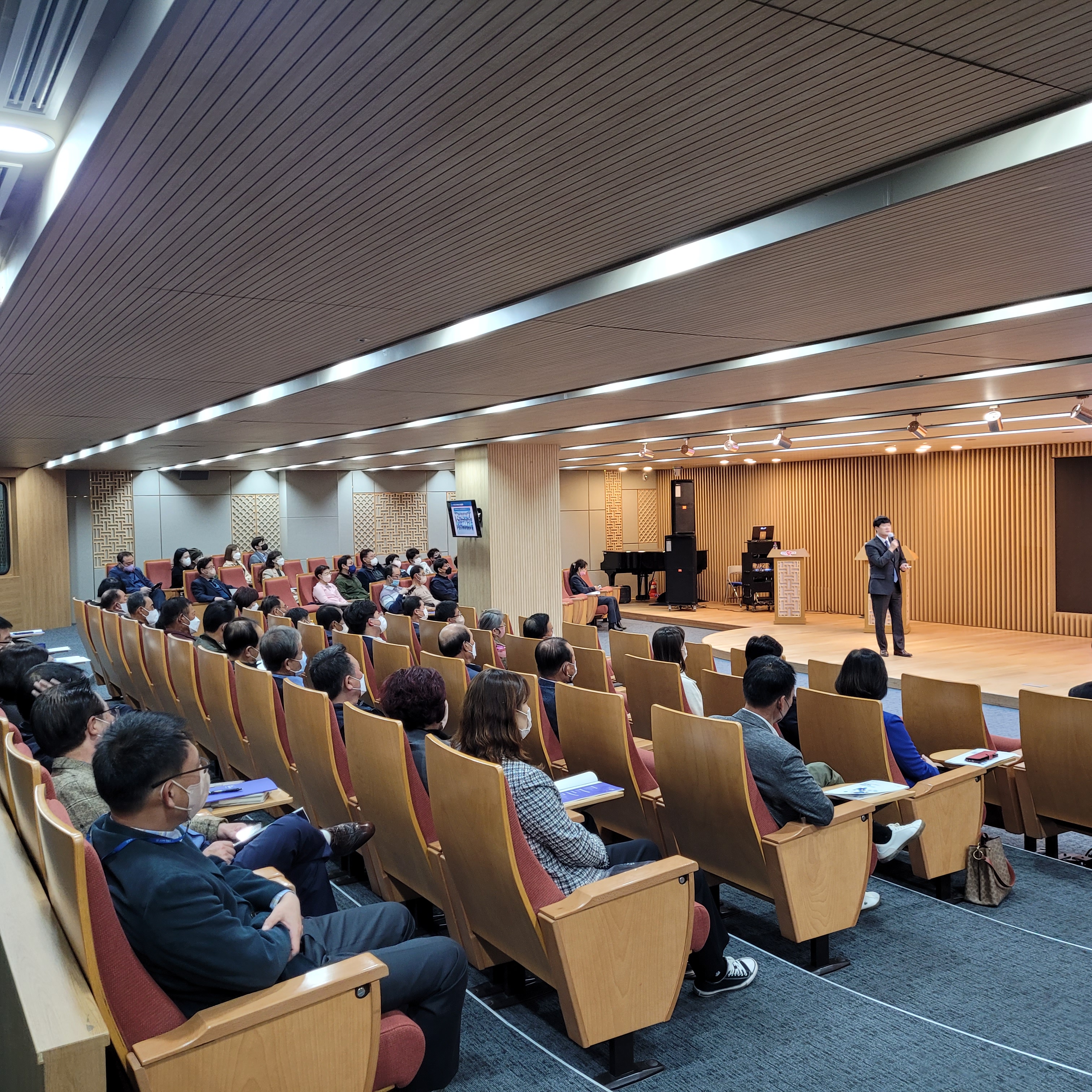 경상북도 청렴콘서트의 설명을 듣는 사람들3