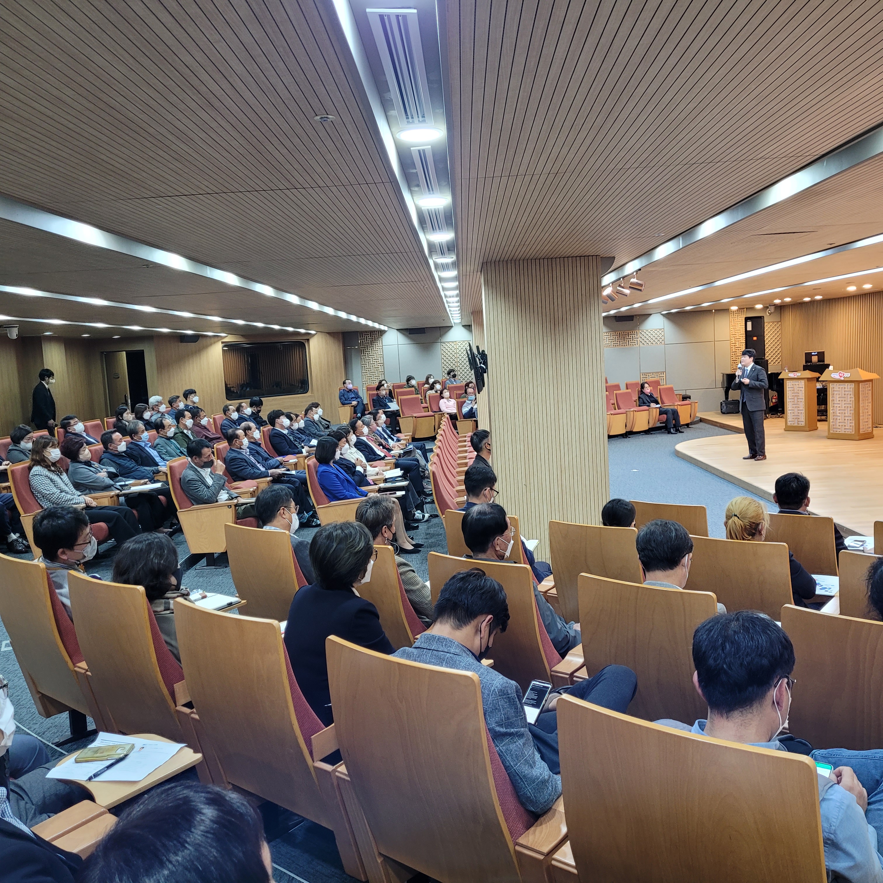 경상북도 청렴콘서트의 설명을 듣는 사람들2