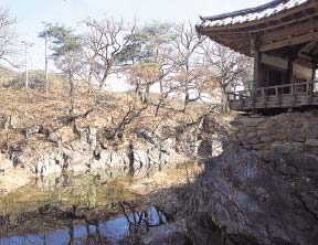 草澗亭(秋の全景)?佳五町